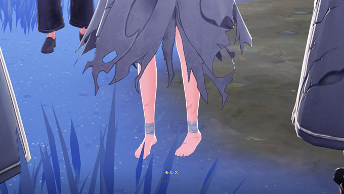 生足が傷だらけ